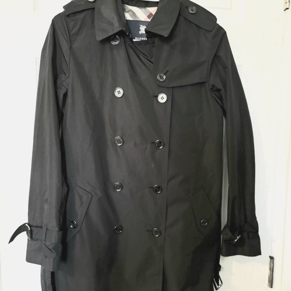 Burberry  Trench coat